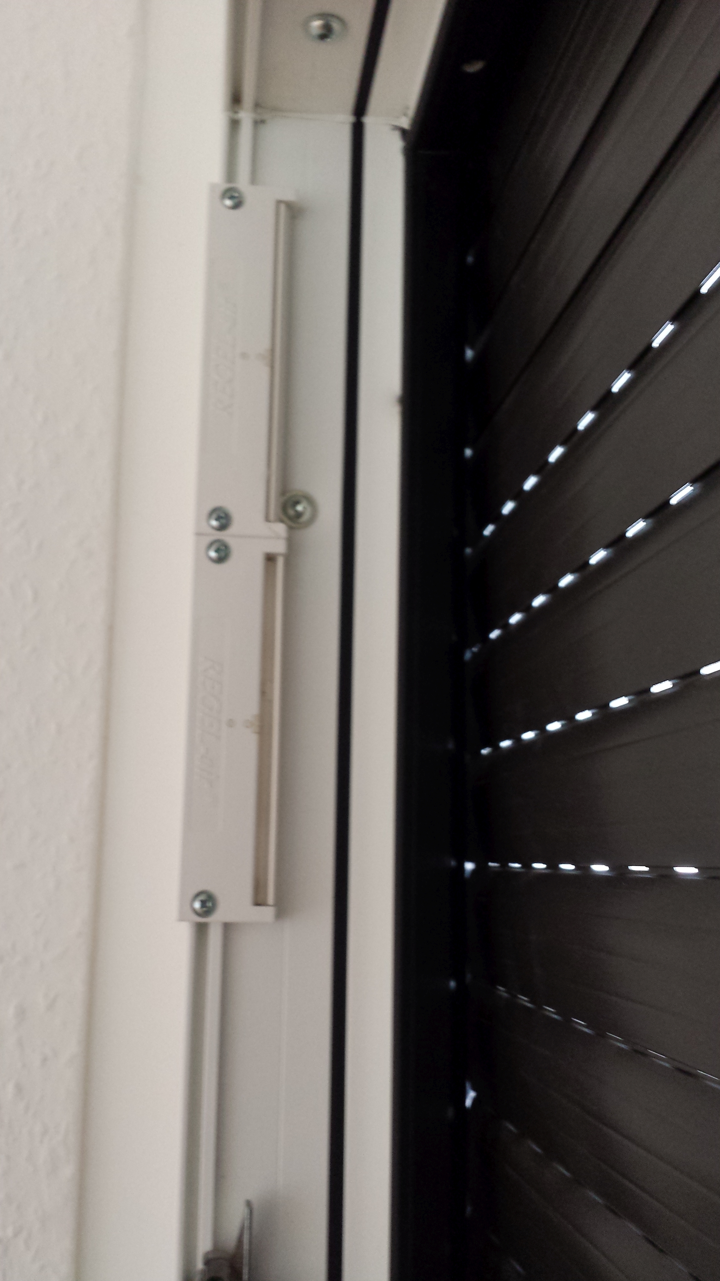 Ein Fensterfalzlüfter im Fensterrahmen